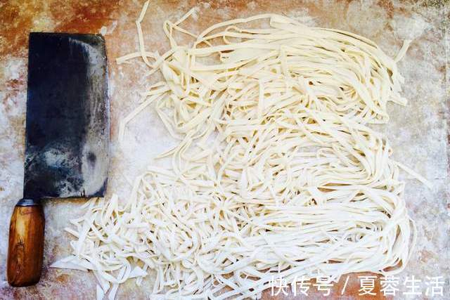 碱面|手擀面为何一煮就断？教你2个小窍门，面条劲道爽滑，不容易断