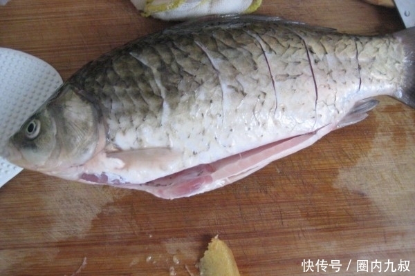 鸡蛋|鲫鱼炖豆腐的最简单做法,汤汁浓郁奶白,鱼肉鲜嫩不粘锅,吃不够