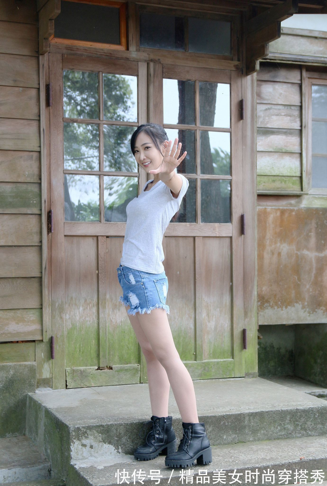 时尚 灰色短袖t恤搭配浅色牛仔短裤，尽显青春的时尚感