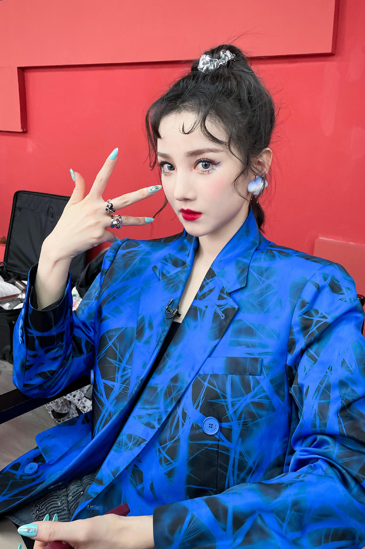 短裤|陈小纭为减龄又“费心思”了,宽松针织衫配绿色短裤,又美又耐看