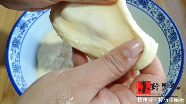 面粉别烙饼了，筷子搅一搅，暄软拉丝，出锅比肉香，简单易学