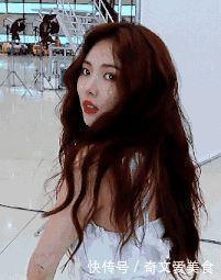 披肩|女人别再留披肩发了,很显老!今年流行这6款卷发,减龄显脸小