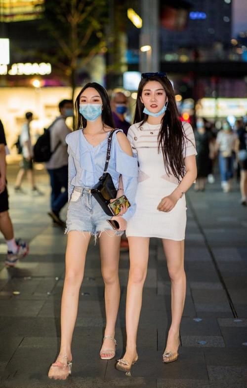 路人街拍，美女清爽的白色背心搭配蓝色休闲裤，时髦又减龄