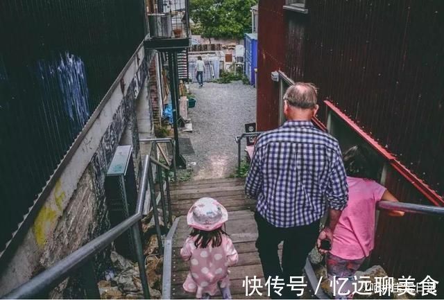 亲情|爷爷的“豪华婴儿车”火了,挡雨遛娃俩不误:想要这样的爷爷