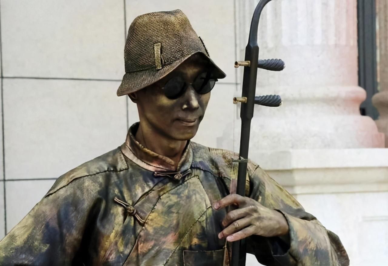 二泉映|阿炳:吃喝嫖赌全占,患上梅毒双目失明,他的音乐却只配跪着听