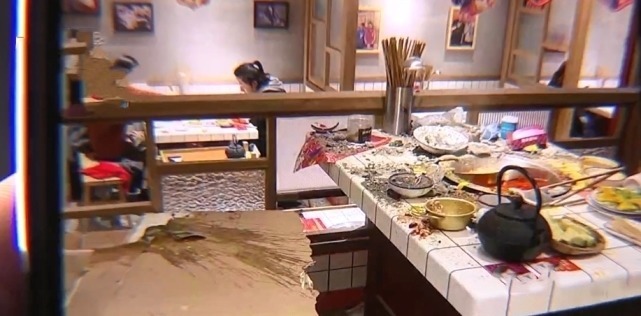 店長|天花板掉落燙傷顧客,要求賠30萬,店長卻只賠4萬,陳赫3句話致歉