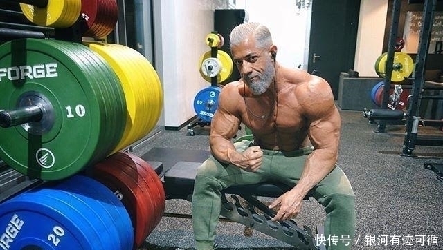 布拉克|男子健身8年后大变样,两鬓斑白,网友乍从小伙练成大伯了呢