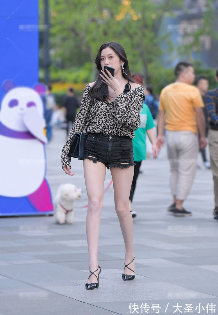 街拍|美女街拍:豹纹透明衫配热裤,穿出了秋季清凉优雅的美,好看又时尚