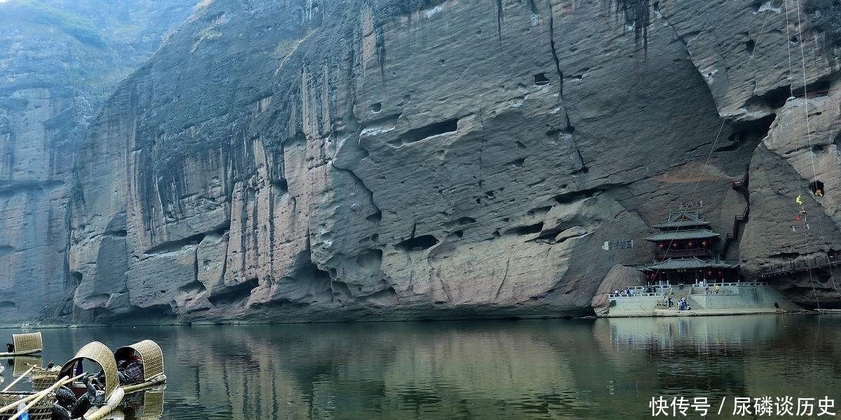 龙虎山发现悬棺，我考古人员用一招攀登上山崖，并在棺中发现秘密