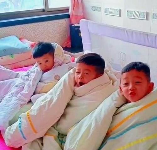 兄弟|三胞胎兄弟赖床不起,整齐的裹着被子,网友:排排坐,好可爱!