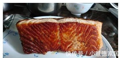 培根|煎鱼时,直接下油锅是不对的,掌握这个技巧,鱼皮不破、鱼肉不散