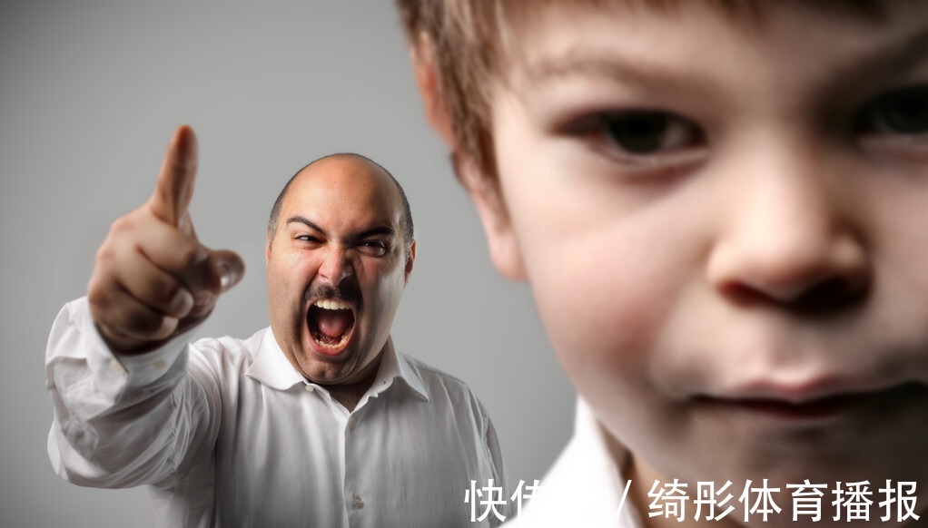 出家门|教育男孩,再生气也有两大底线不能碰,否则再好的娃都易养“废”