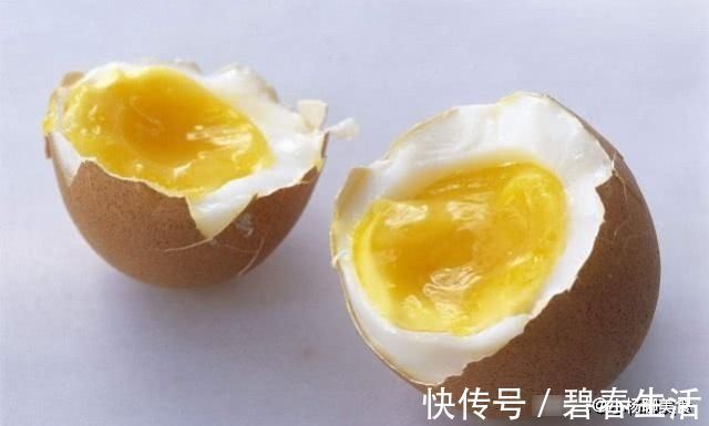 好吃|煮鸡蛋时，用上这3个技巧，鸡蛋更容易剥壳，好吃又营养