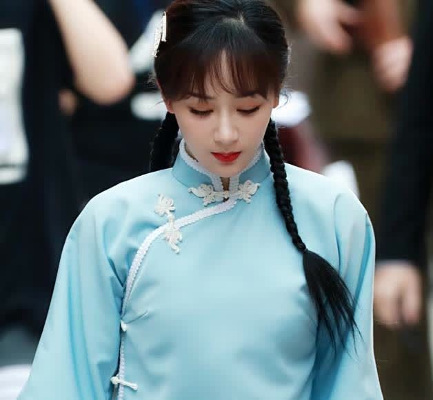 宋亚轩 杨紫新综艺路透曝光,穿民国学生装,跟宋亚轩坐一起太养眼