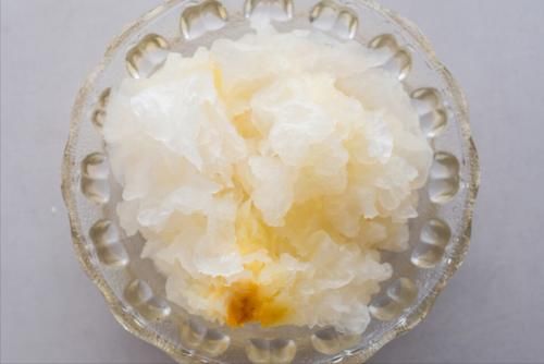 老一辈|入秋后多喝银耳汤，要想银耳出胶又快又多，老一辈教你2个技巧