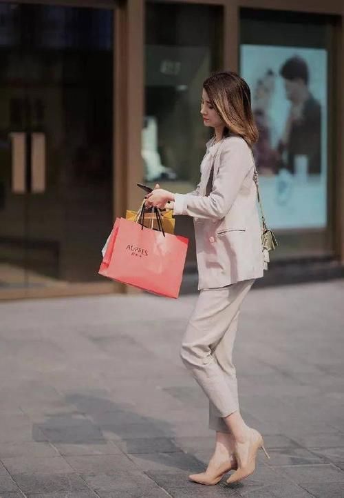 美女脚上搭配着一双浅紫色的高跟凉鞋，看上去充满着魅力