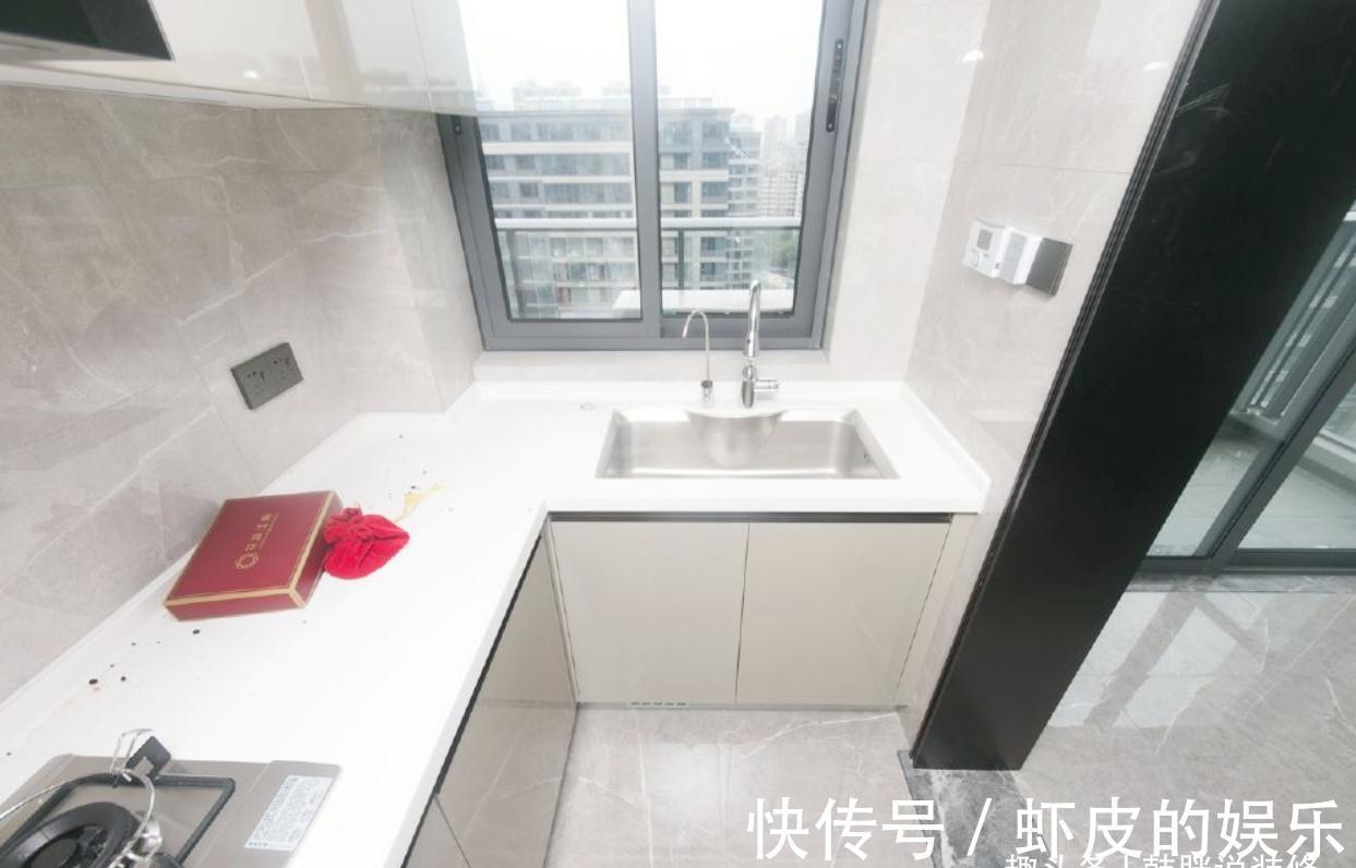 卧室|140㎡坚持穷装，光秃秃的大白墙，不做任何收纳，省钱到了极致