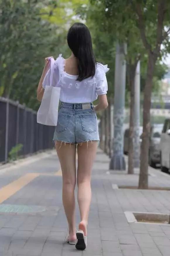 小姐姐 从前面看是短裙,从背后看是热裤,小姐姐的这身打扮很有欺骗性