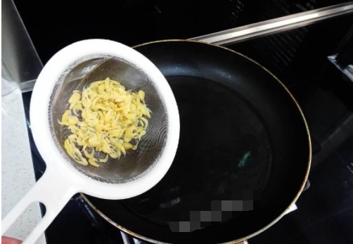 鸡蛋别再用油炒了,跟我学这么做,成品水水嫩嫩的入口即化太棒了