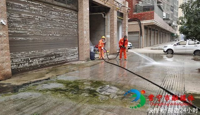 市宜阳环卫所:清理背街小巷卫生死角提升市容环境