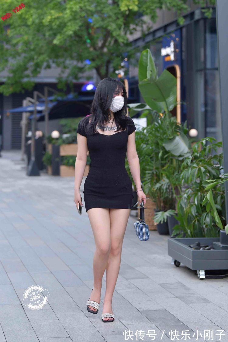 美女 柳腰花态的连衣裙美女,让着装造型远离廉价感,时尚优雅