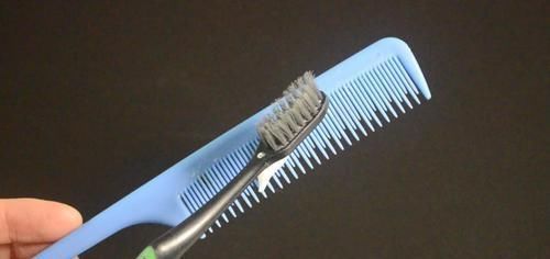 把牙膏涂抹在梳子上太实用了,我也是今天刚知道,看完尽快提醒家人