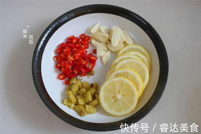 柠檬|柠檬鸡爪还要出去买吗？自己在家做可简单了，一煮一泡，很好吃