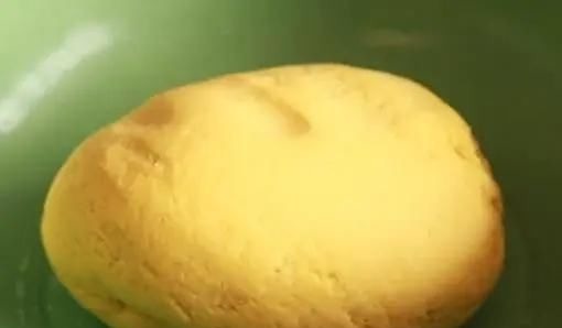 家里有玉米面一定要学做它，不用烤箱，咬一口直掉渣，太香了