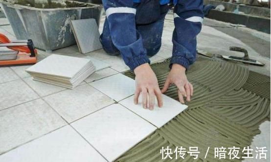 瓷砖|为何大家都不用水泥贴瓷砖了现在聪明人都这样做,省钱又方便