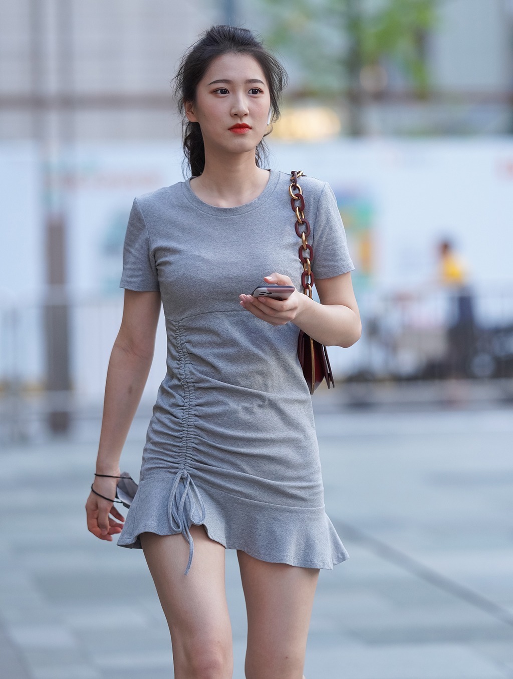 灰色 简单大方的灰色短袖裙,轻松穿出初秋的清新,优雅时尚又美丽