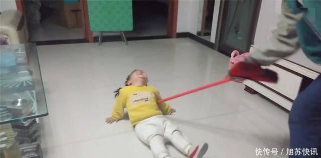 猪猪侠|女儿不老实吃饭,爸爸拎着“扫帚”冲进屋,随后的操作让妈妈笑翻