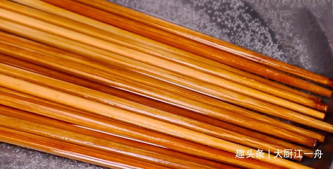家中的筷子,用水煮已经过时了大厨教你这样做,干净快速又卫生