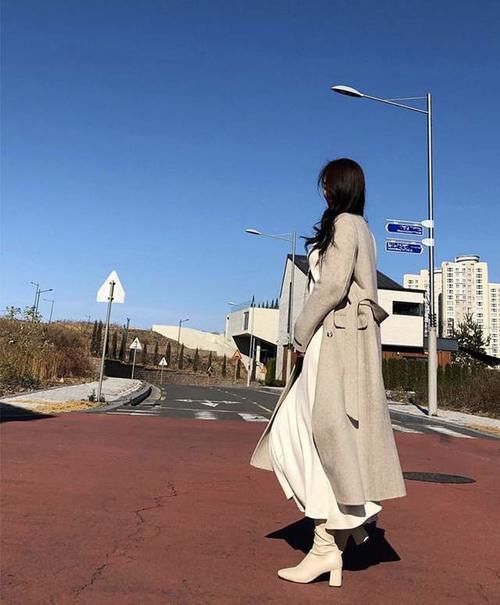 高级|今年流行“大衣+半身裙”,优雅显高级,有品位的女人都这么穿
