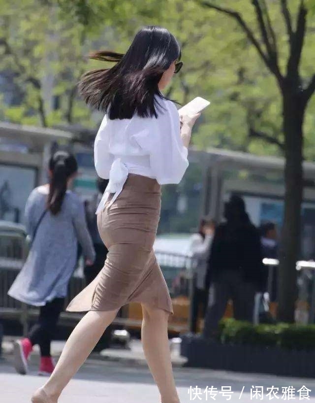 白衬衫|街拍：20多岁的女白领穿包臀，白衬衫的女人自带气质!