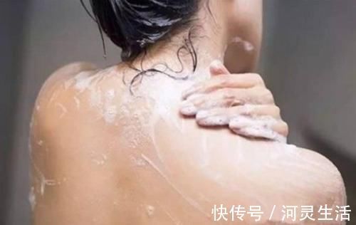 头皮屑|洗澡时若有1种现象，说明体内湿气已超标！这件事别再做了！