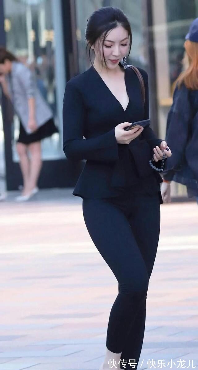 布料 打底裤的打扮展现青春色彩,搭配出全新感觉