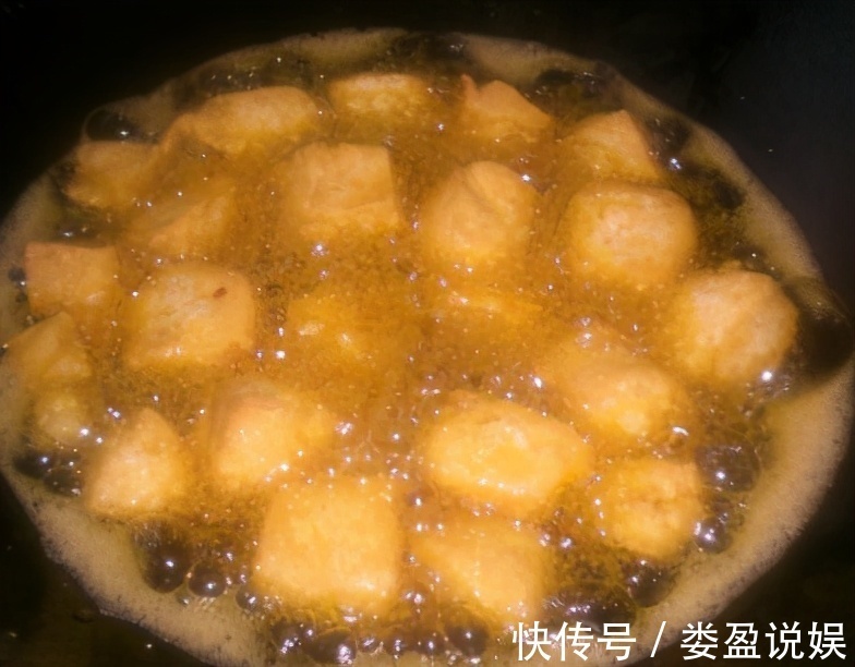 吸油|做炸豆腐时，直接下锅炸是大错！学会多做一步，豆腐酥香吸油少