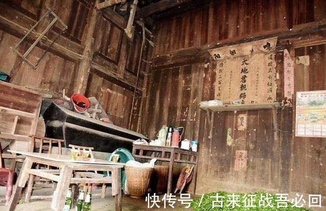 木屋$老农住价值8亿金丝楠木木屋,100万卖给投资商,今搬回乡下盖新房