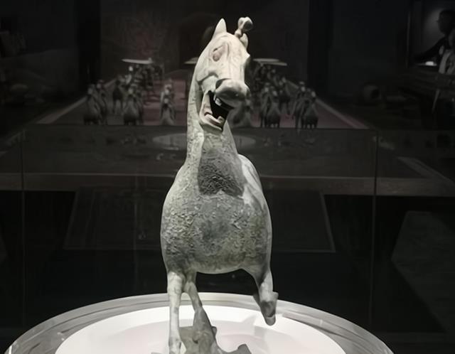 文物&“马踏飞燕”为何都是侧面照?当正面照曝光后,大家忍不住笑了