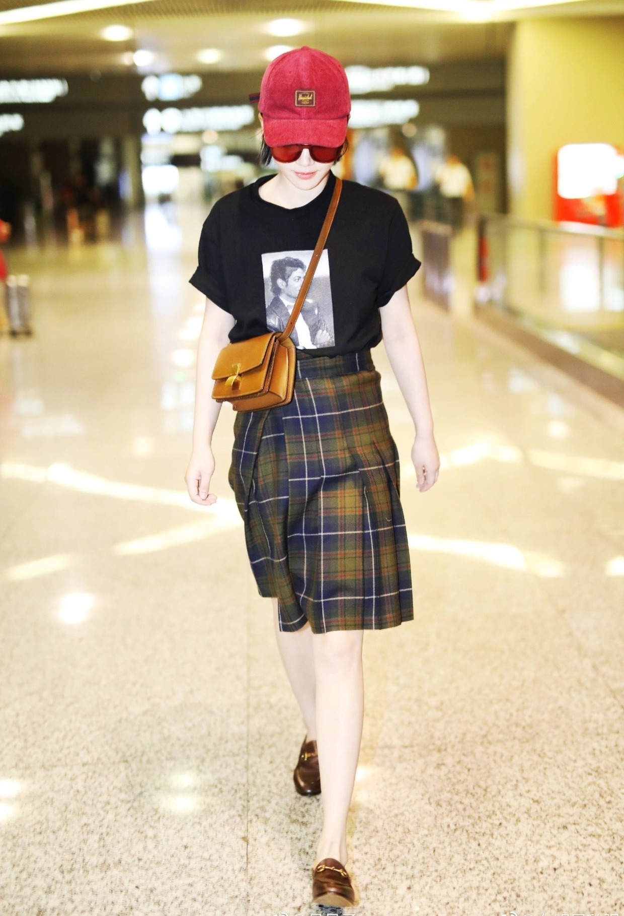 洋气|马伊琍的私服穿搭太聪明了，黑T恤搭配印花裙减龄显嫩，显瘦洋气