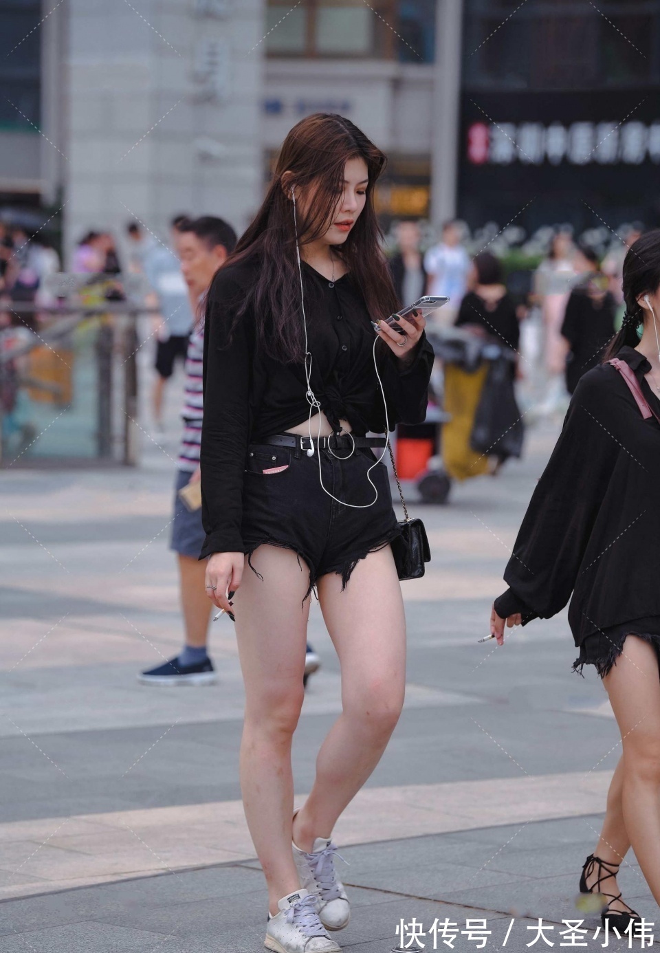 色彩|美女街拍:这样的美女还需要化妆嘛?越看越漂亮,好想带她回老家长长脸