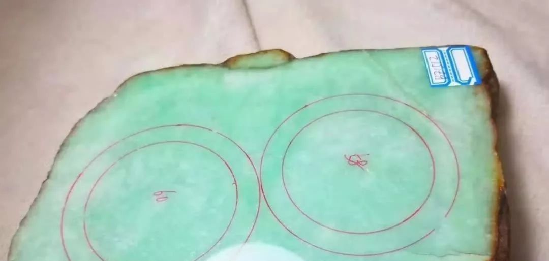 朋友早市4800买的翡翠原石,竟切出5条果绿手镯,笑得合不拢嘴!