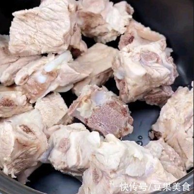 清甜|玉米排骨汤清甜营养又健康，做法还很简单