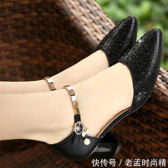 新款尖头包|别再傻傻穿高跟凉鞋了,现在大家都穿这种低跟鞋,今年特流行