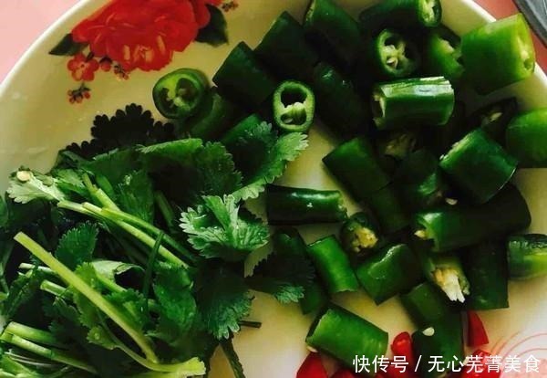 孩子吃鱼总是卡喉咙不喝醋,教你一招,让鱼骨跑出来,省事