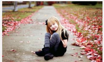 父亲|十岁女孩出去玩拍了几张照片，心理学家看到立马就联系女孩父亲！