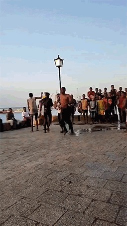 |搞笑GIF:哥们有你这样坐席的吗,你考虑过别人的感受吗