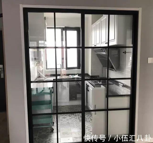 黑色|小户型厨房门你会选择怎样的颜色?黑色、白色还是原木色?