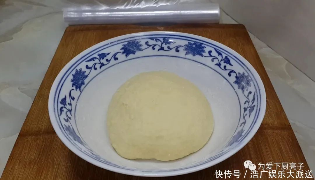 鸡蛋|土豆别再炒着吃了,撒1把葱花,比鸡蛋饼还香,出锅孩子都抢着吃