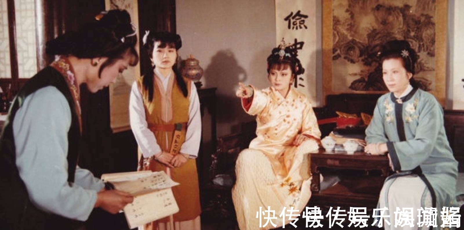 王熙凤#薛宝钗搬离蘅芜苑,探春为何会恶言相加,双手赞同让其赶紧搬走?